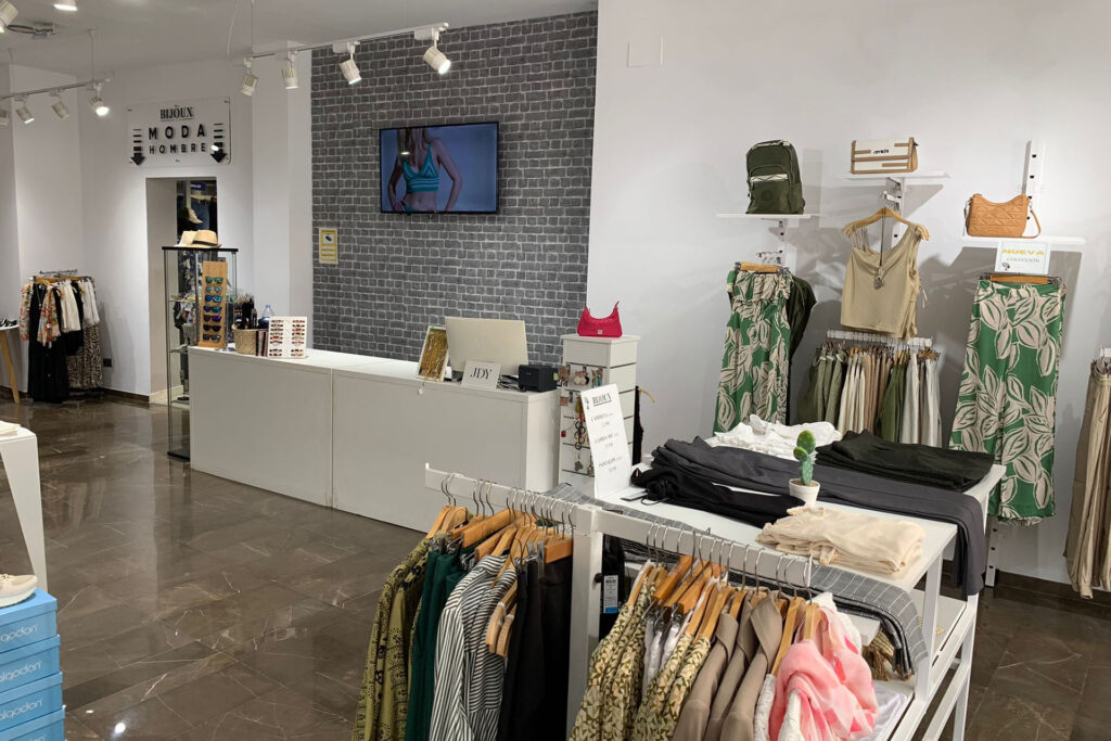 Bijoux, tu tienda de ropa de Only Ropa Mujer - Estilo y Tendencias Exclusivas en Benicarló. Interior de tienda bijoux con ropa de mujer only.