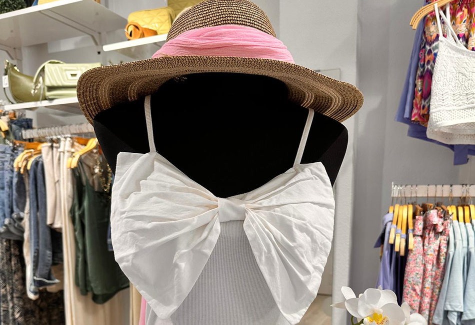Bijoux, tu tienda de ropa de Ropa Only para Mujeres - Compra Online con Descuento en Alcanar. Ropa en maniquí de mujer.