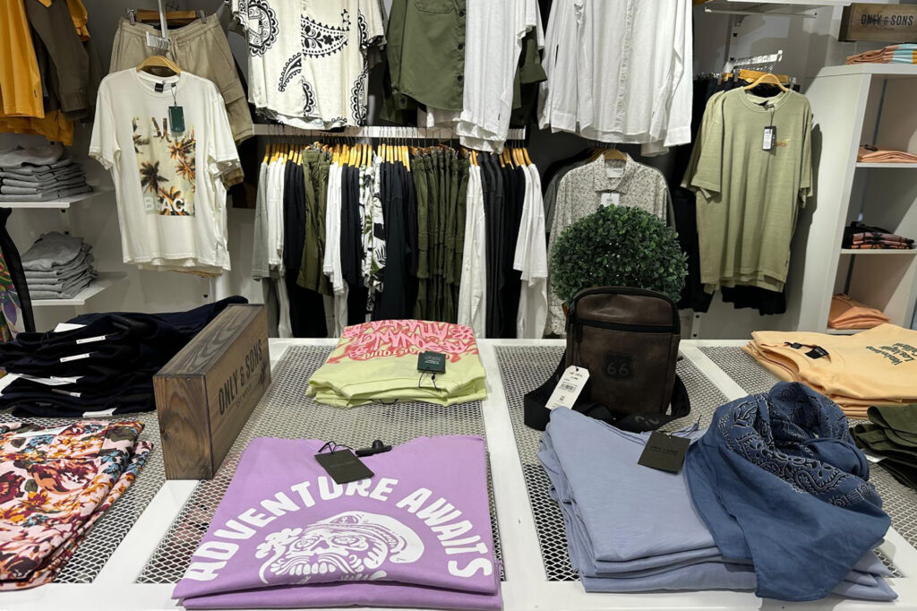 Bijoux, tu tienda de ropa de Ropa Only para Mujeres - Compra Online con Descuento en Alcossebre. Ropa de mujer en exposición.
